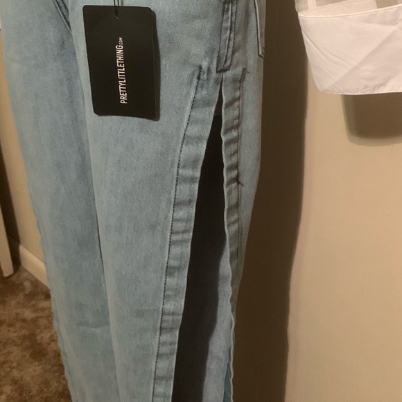 PrettyLittleThing Extreme Split Detail Jeans - Picture 2 of 6